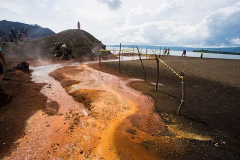 火山喷发毁掉80%的建筑, 当地人说海水烫的可以煮熟一个鸡蛋