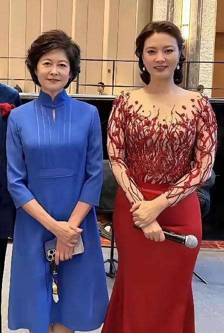 敬一丹身旁这位，差点没认出来！脸庞圆润饱满，身形也发福不少，和荧幕上记忆里