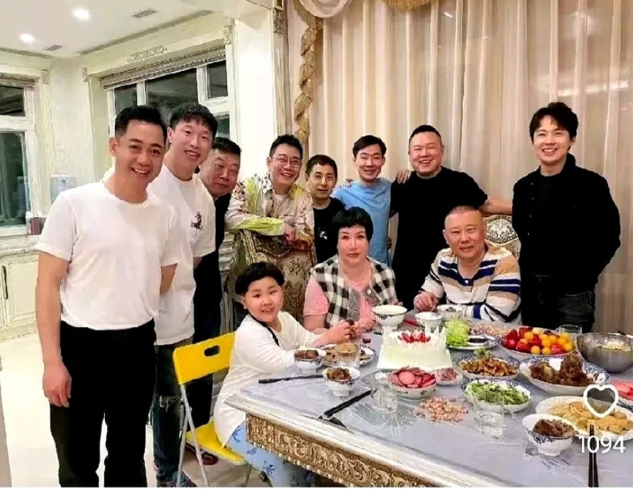 全家福里，只有郭麒麟没脱外套。那件外套，像一道无声的墙。后来才知道，那句“我
