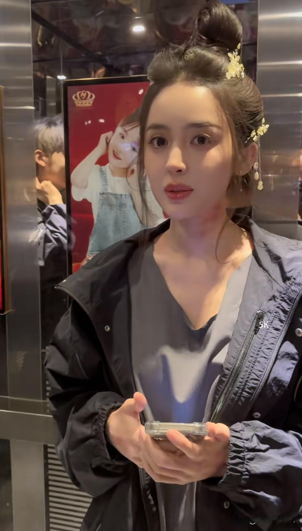 私下里的古力娜扎非常的古灵精怪，小表情好可爱！