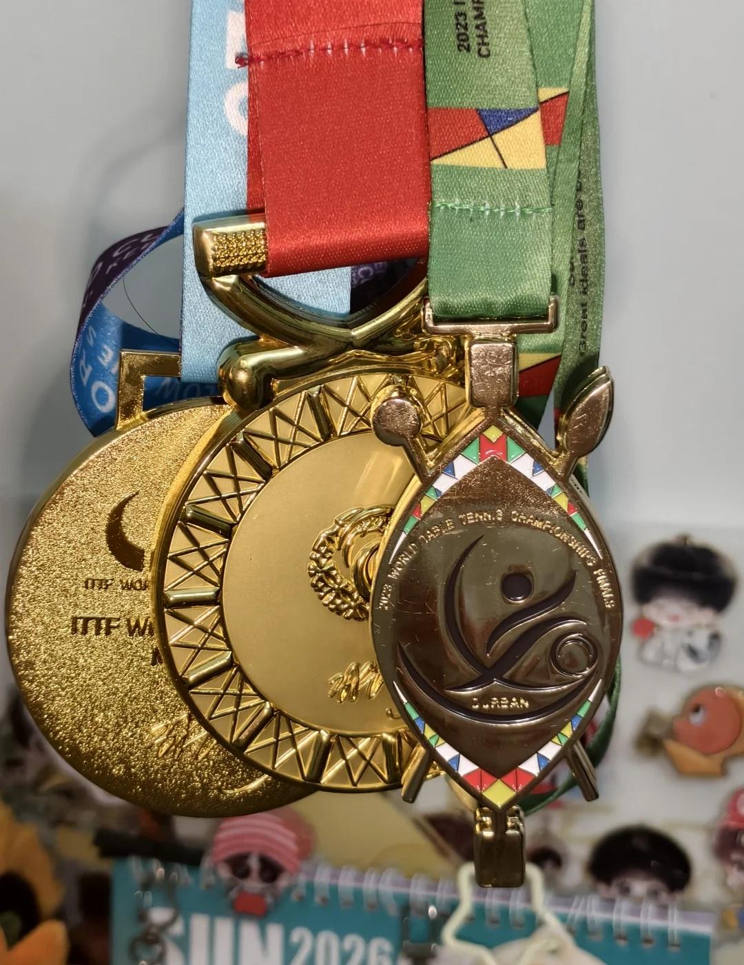 也是拿到小莎的奖牌🏅一幕幕都好有纪念意义😭💧都是小莎重要的夺冠时刻德