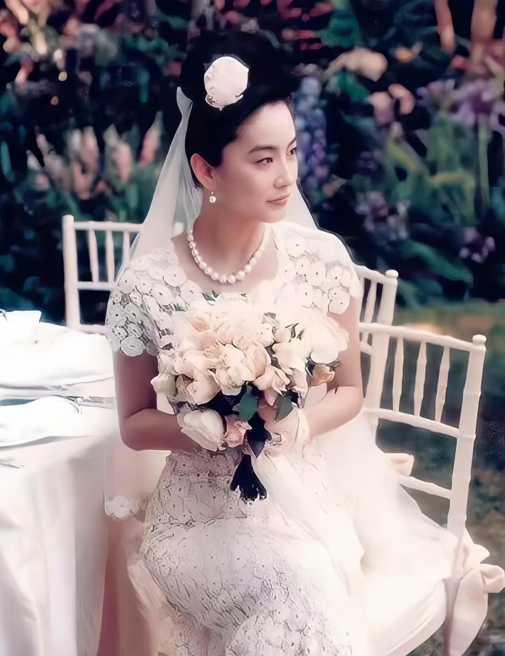 林青霞与那件传奇婚纱的故事，堪称一段关于审美坚持与个人意志的完美注脚。1994年