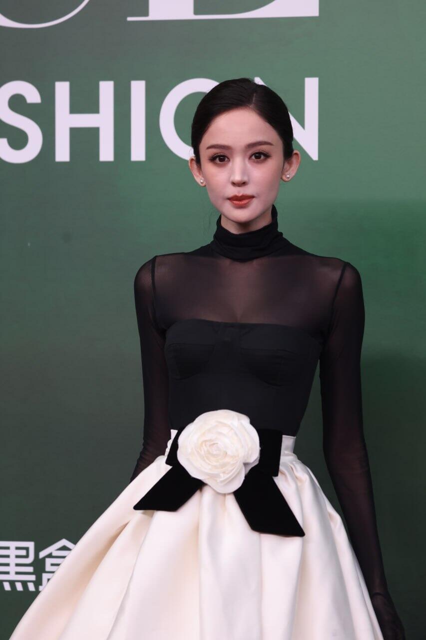 古力娜扎“情趣风”透视装也太敢了，薄纱