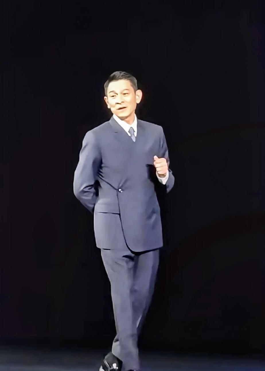 刘德华一身错位西装亮相华为发布会，居然没有翻车？以前苏有朋也这么穿过，可是