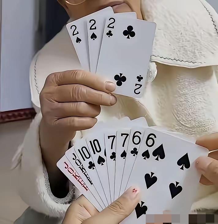 这个多简单呀，放对子就赢呀。