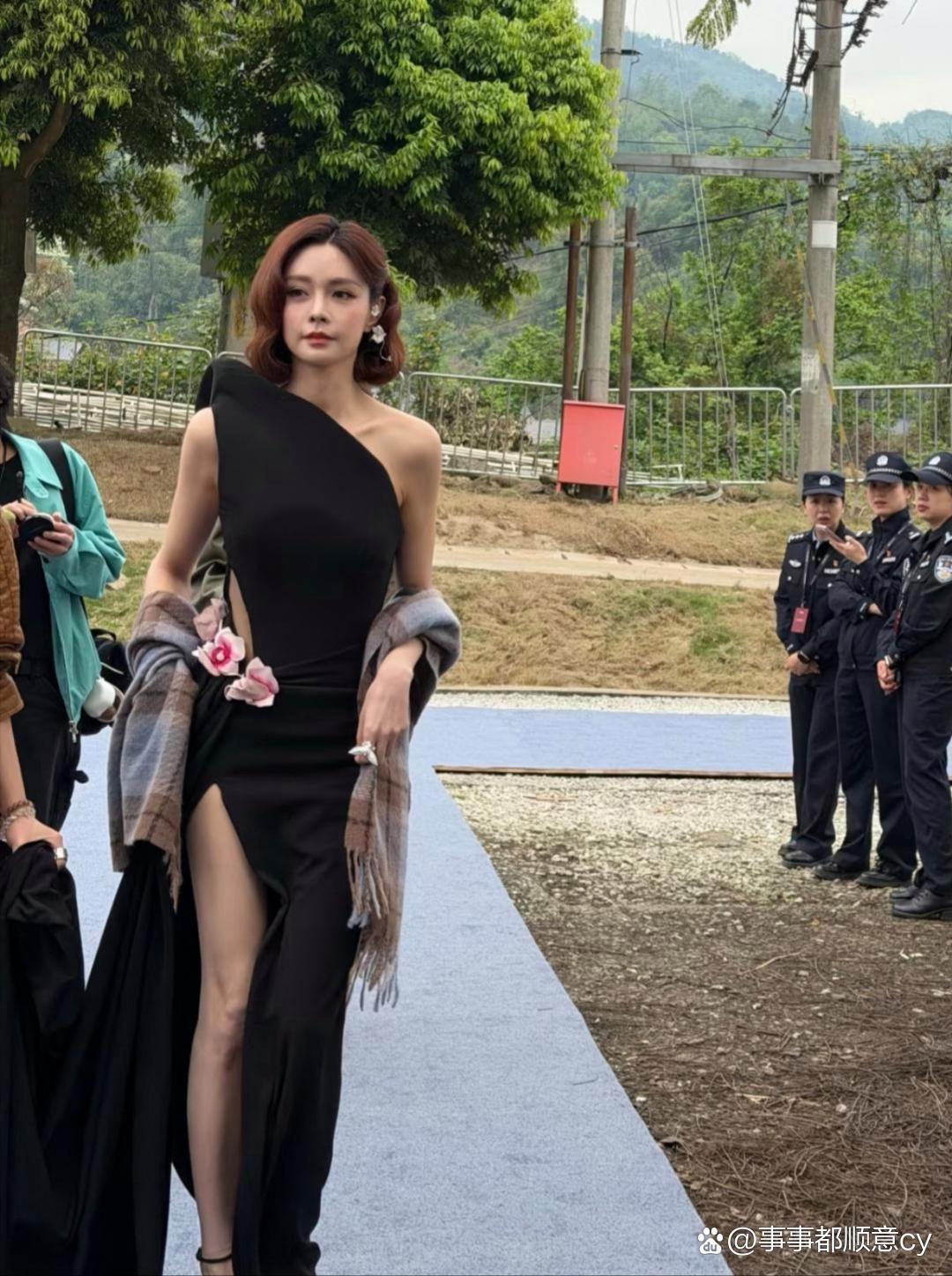 沈梦辰在四川出席活动，真的好美啊！她身材太好了，又高又瘦，皮肤还很白皙，和路人完