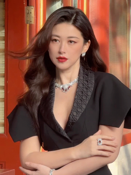 朱珠气血足到头顶朱珠每次现身都是气血足到头顶的样子，乌黑的头发、红润的皮肤，