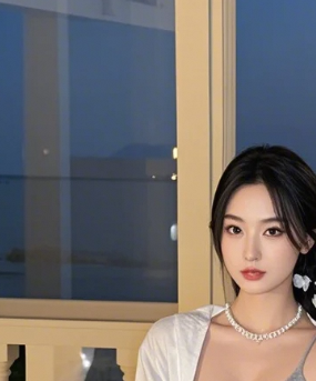 夜晚的神秘美女，身材好到让人羡慕！