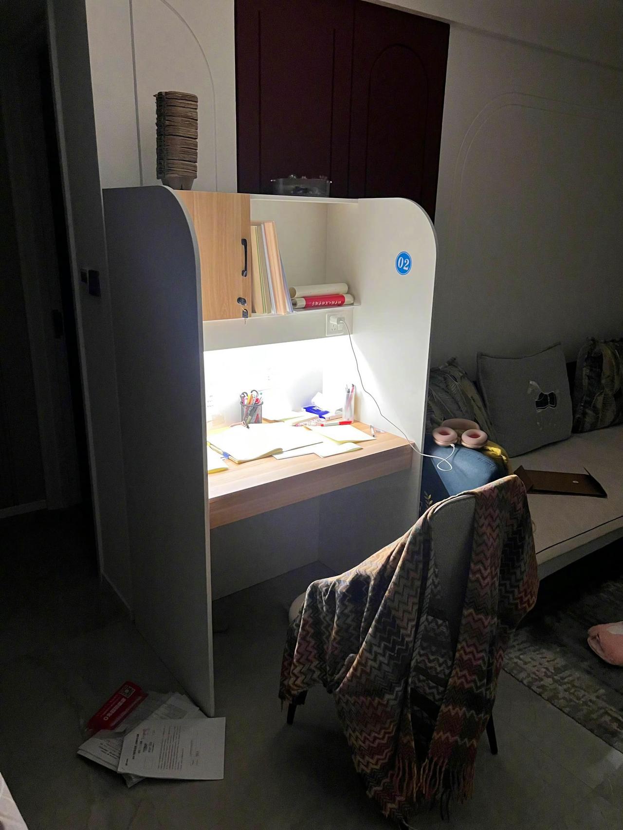 考研人的梦中情桌！许多过来人都说，考研复习环境不重要，关键是桌子，哪怕在家里客