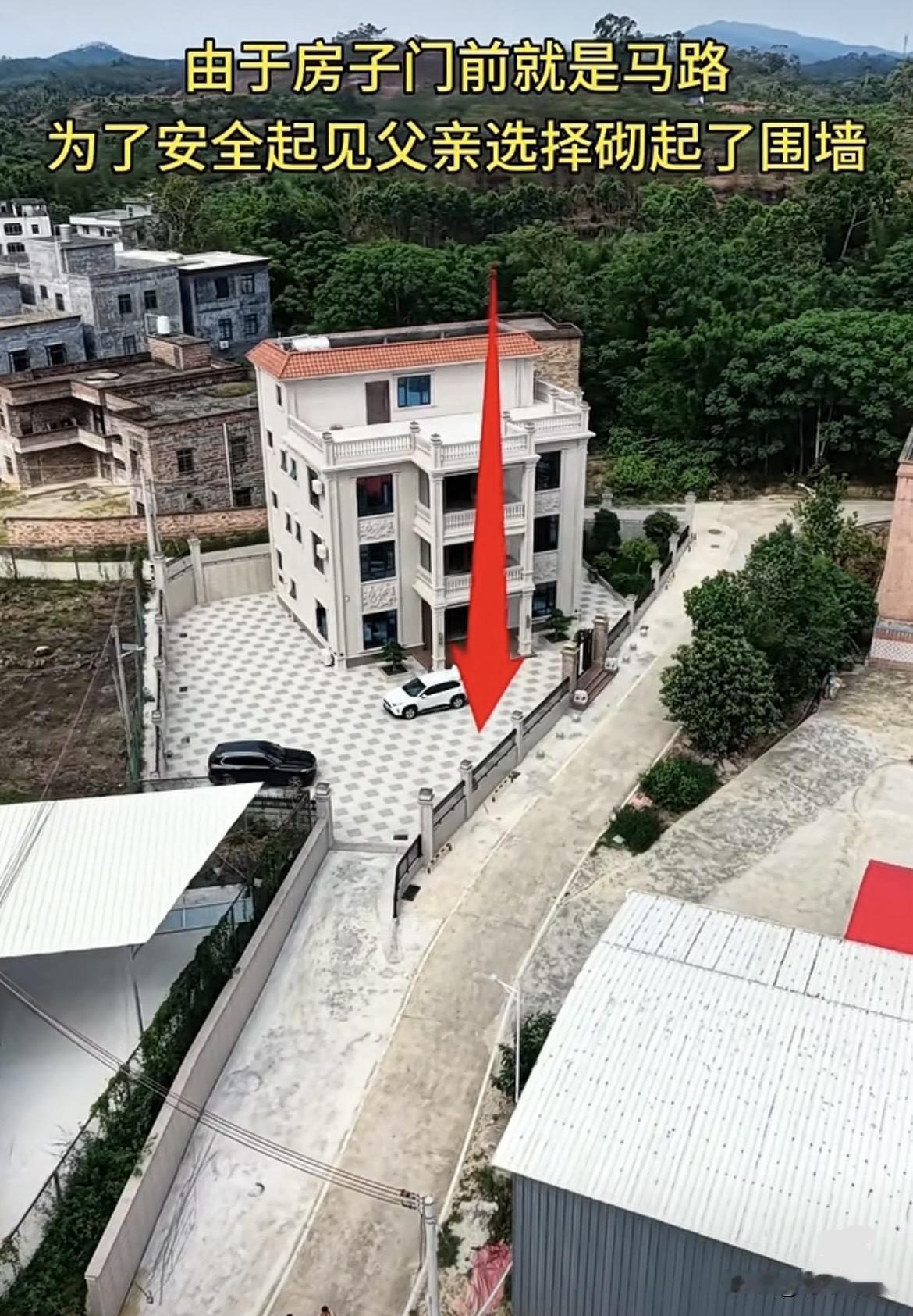 由于房子门前就是马路，为了安全起见父亲选择砌围墙，院墙往后缩了2米，从右边这