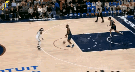 伦纳德被多尔特抢断。抢断别人是伦纳德的拿手好戏，可是今天被雷霆的多尔特给抢断了