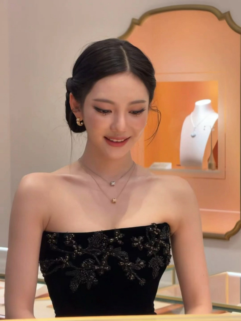 宁艺卓穿了高定丝绒抹胸搭配精致刺绣开衩裙摆，全套宝格丽珠宝衬得复古盘发优雅大气，