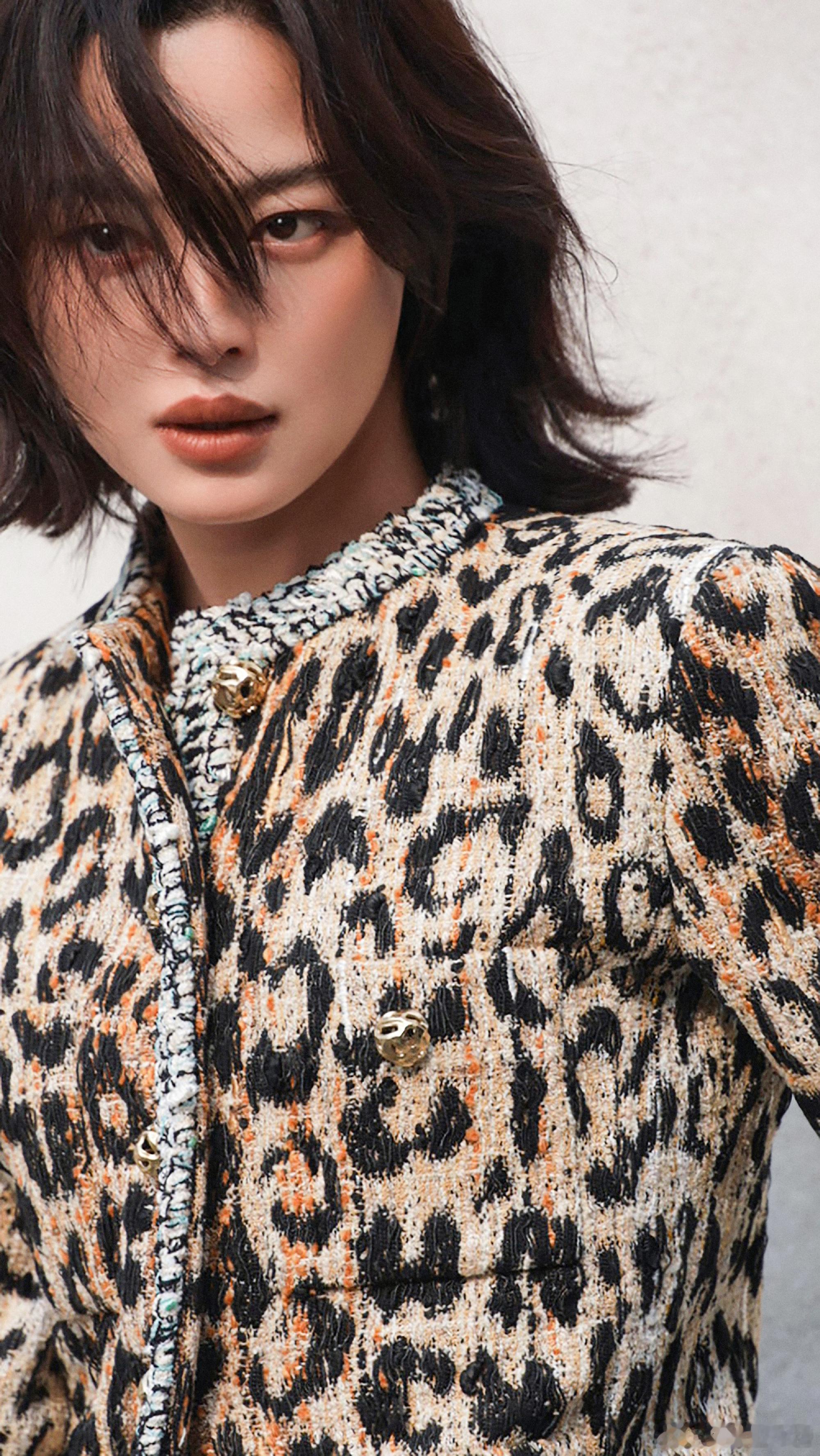 辛芷蕾穿去年一眼相中的衣服拍封面姐这复古质感与温暖气场兼具，短发衬得从容自信，蕾