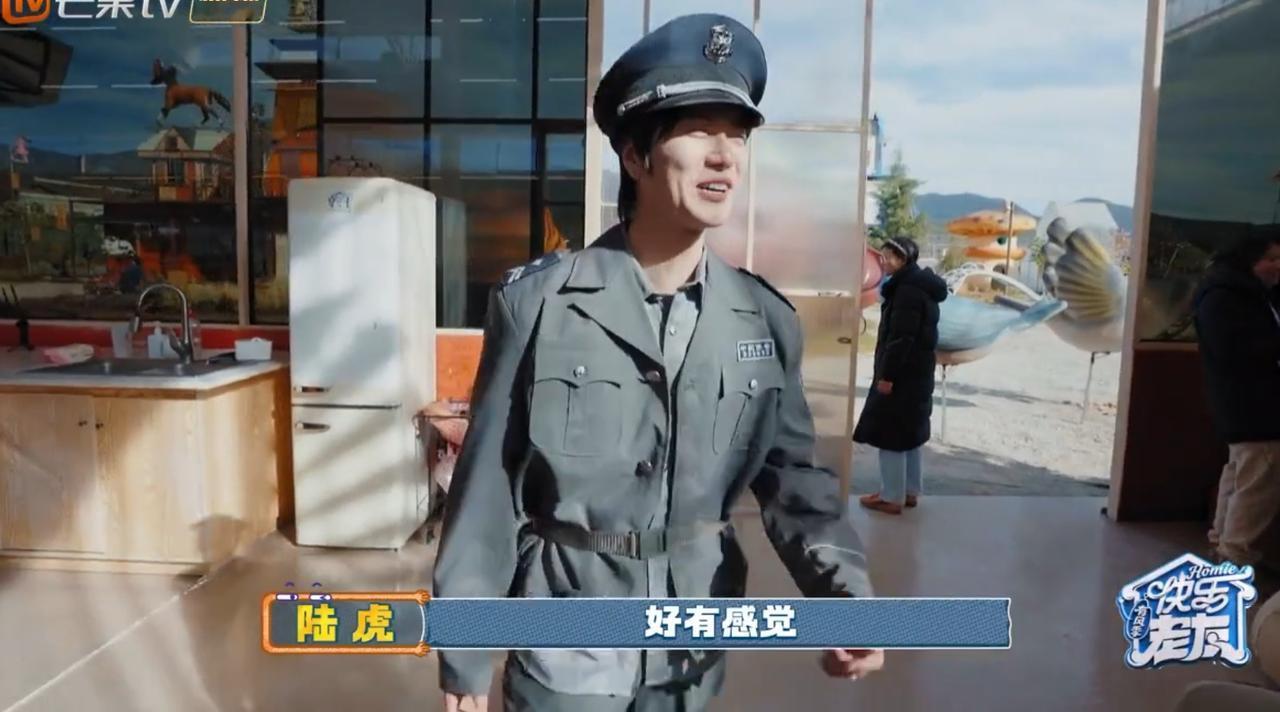 陆虎作为“保安”，硬是不让送外卖的“王栎鑫”进去，眼看“捡瓶子”的人鬼鬼祟祟