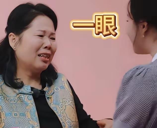 张家齐妈妈盯着女儿脖子看了好几次，眼神一直落在金项链上。一开始还以为是妈妈关心女