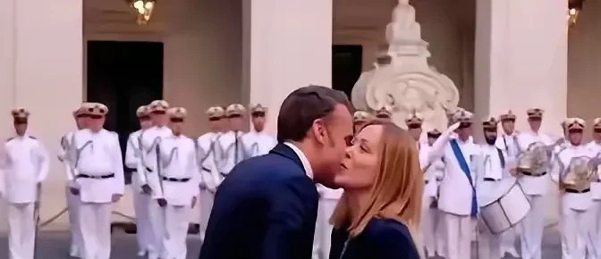 意媒：马克龙吻了梅洛尼---哎呀