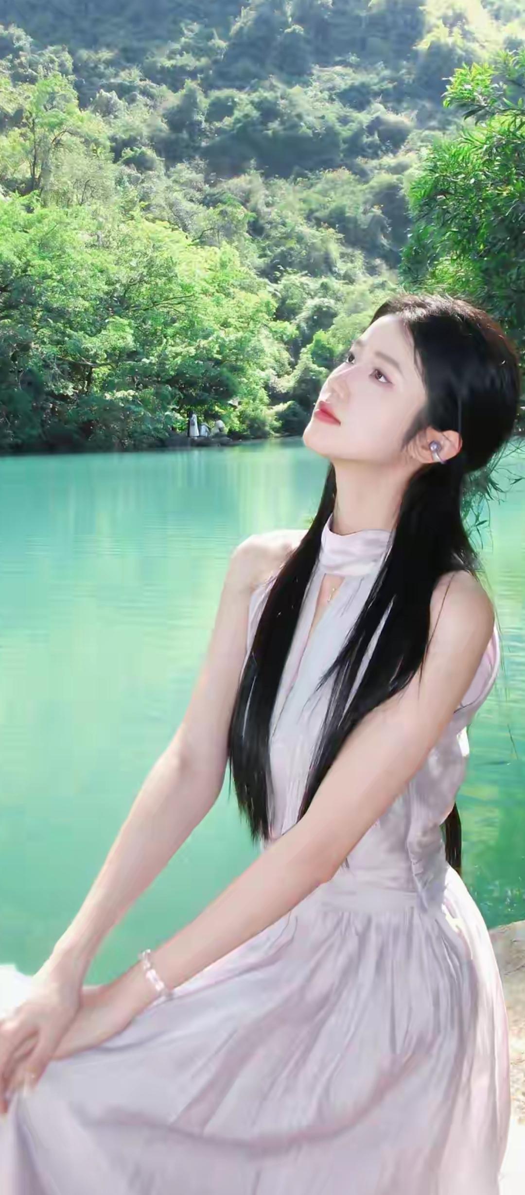 碧水映芳容，清风拂面来。