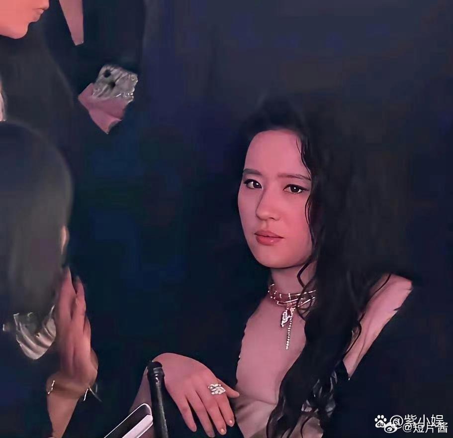 刘亦菲微醺被抓拍后，眼神好犀利啊！