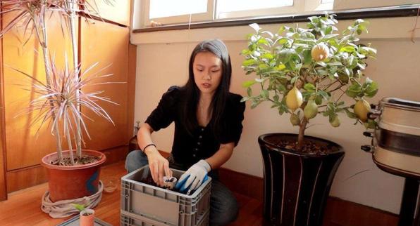 山东90后少女苏一格坚持了6年不使用卫生巾，就连上厕所也不用纸，可让人不可思议的