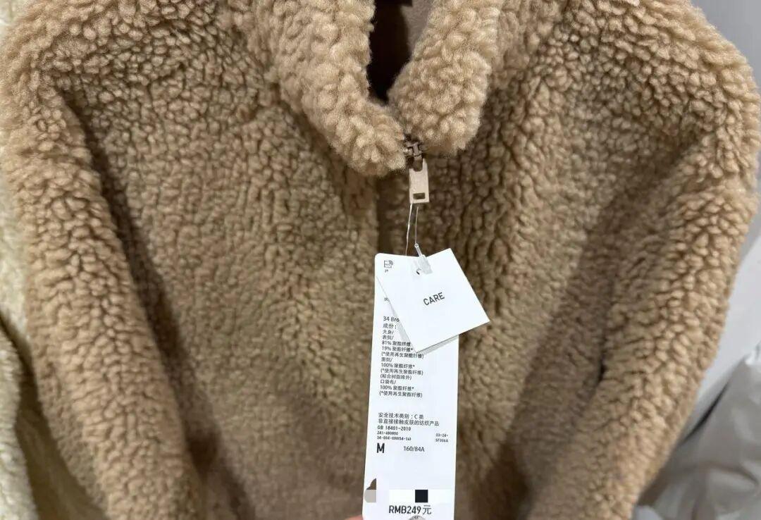 一身塑料过冬？你的摇粒绒可能是可乐瓶变的！🔥最近网友炸锅了：翻开冬装水洗标