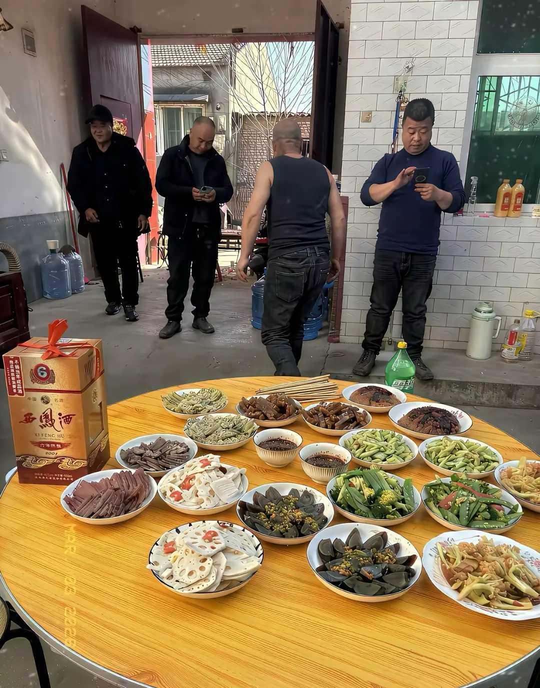 有人说一桌子凉菜没法吃，也有人亲这一桌子都是下酒菜，凉菜配白酒才是最佳组合，我觉