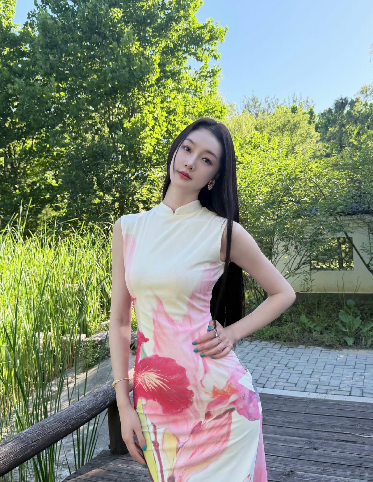 融合了“新中式旗袍”与“江南园林”的意境，明媚的阳光下，花卉图案的旗袍与绿意盎然