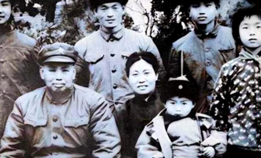 1979年，中央下令拘捕许世友将军的儿子，许世友闻讯拍案怒吼：