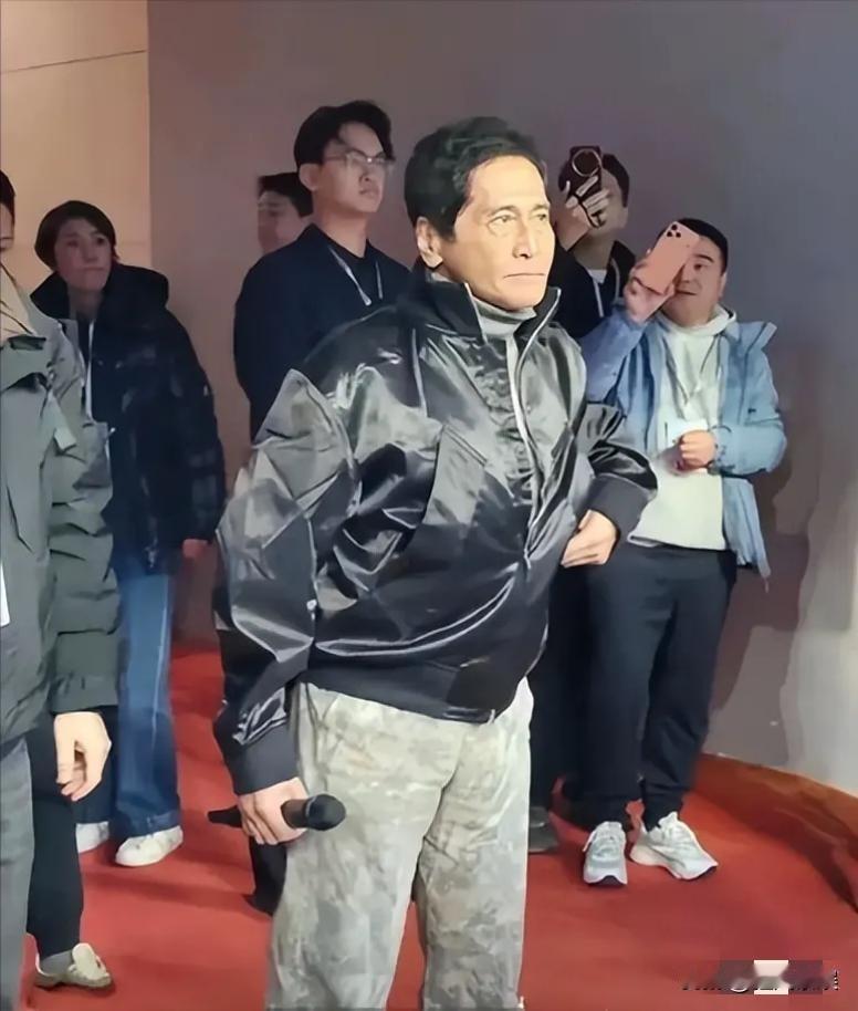 齐秦，商演被骂！近日，有人在商场见到了齐秦，他在那唱歌，六十多岁的齐秦，穿着