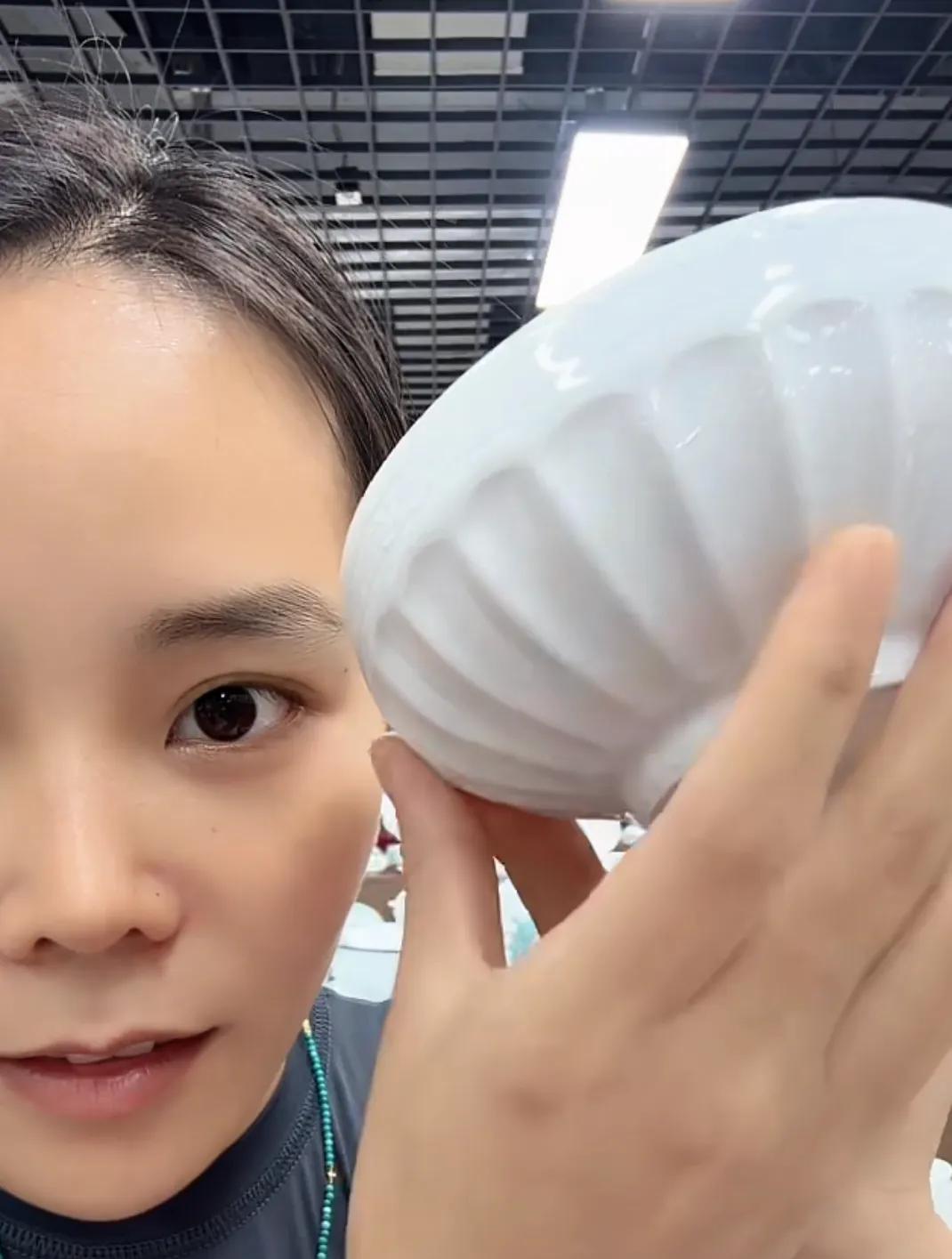 熊磊说，今天我们卖的全部是高端！熊磊与一木又来到另一家的陶瓷店，两个人配合着