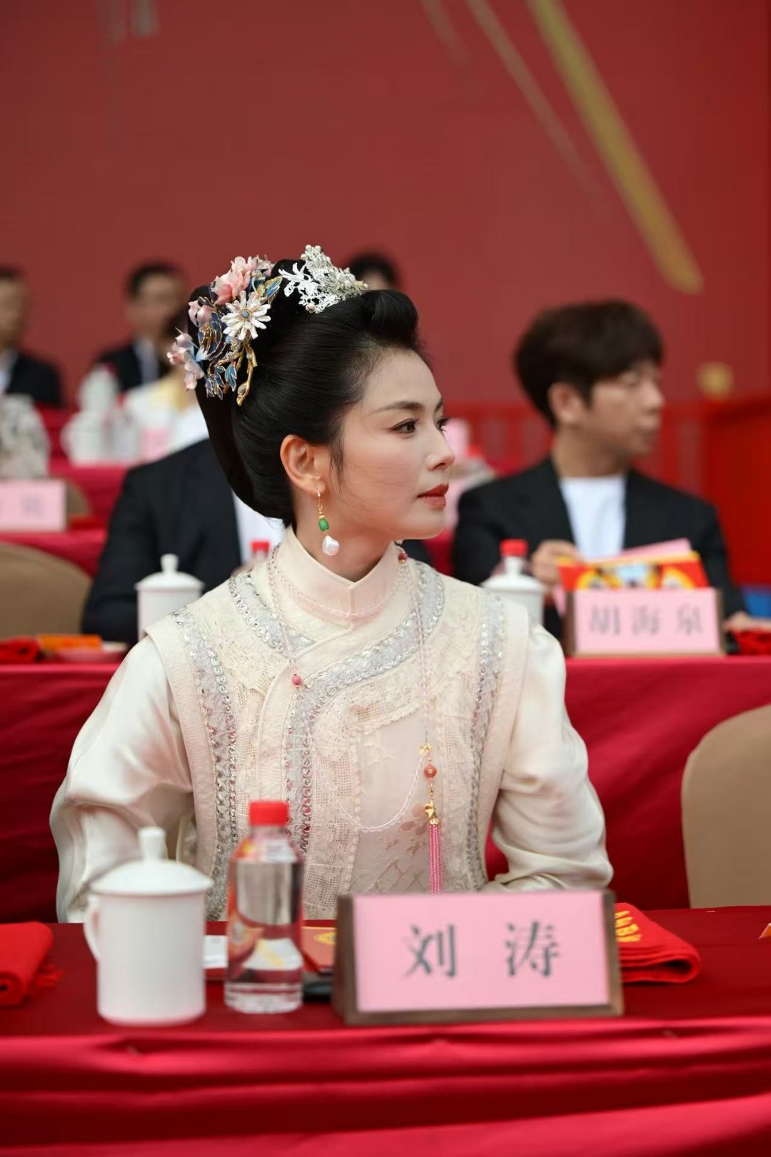 刘涛妈祖诞辰守夜眉眼温婉自带古典灵气，身姿优雅落落大方，刘涛把东方女性内敛端庄