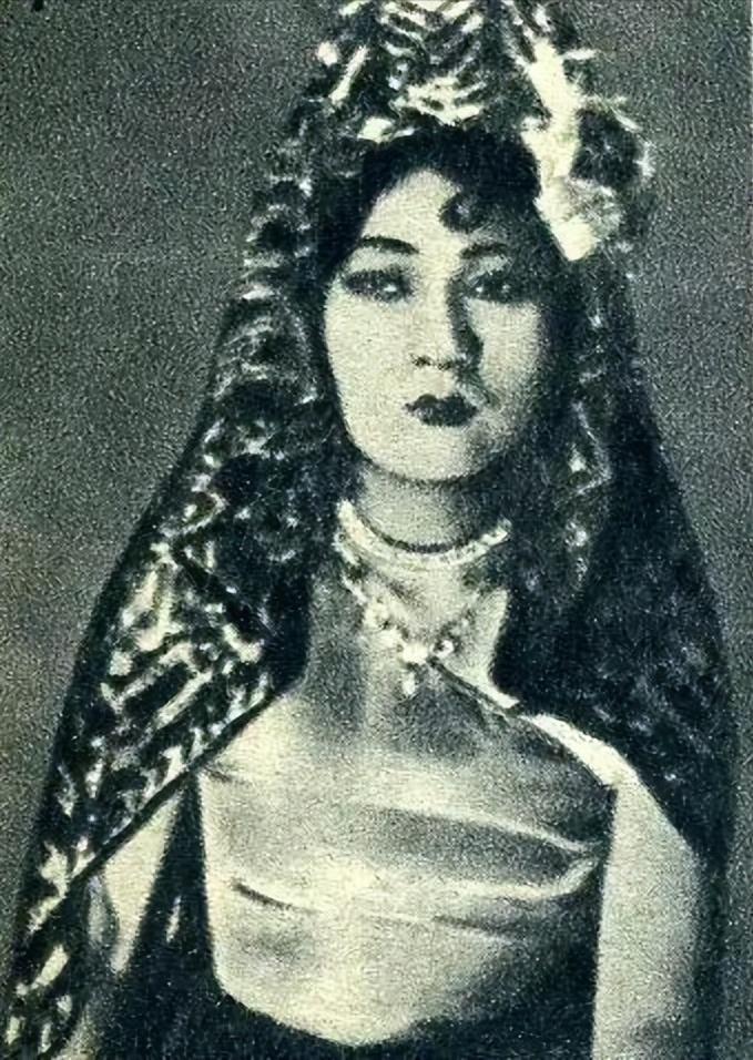 1930年，徐志摩探班民国女明星俞珊，聊得正欢时，俞珊突然想要小解，徐志摩便双手