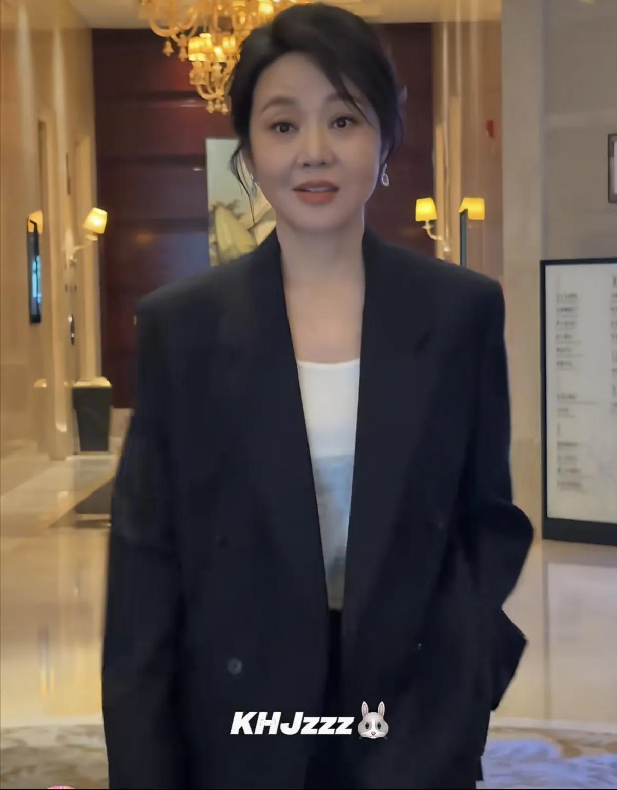 发现一个很有意思的事，事关闫妮，就是每次看到她走路的时候，总是担心下一秒她