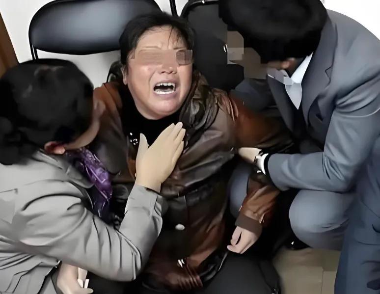 “杀熟”某营业厅内一大姐举着用了15年的号冲柜员吼：“新用户39元就160G，我