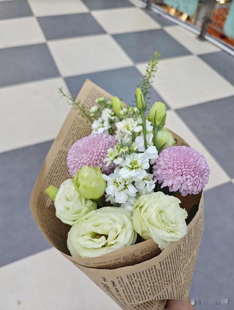 我昨天下班后去相亲了，对方是婚恋网上认识的，见面时他送了我一束花，当时觉得这男孩