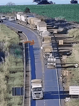 总有人耍小聪明，破坏秩序，违反规则，酿成灾祸。必须追究这辆白色小车司机责任，让他