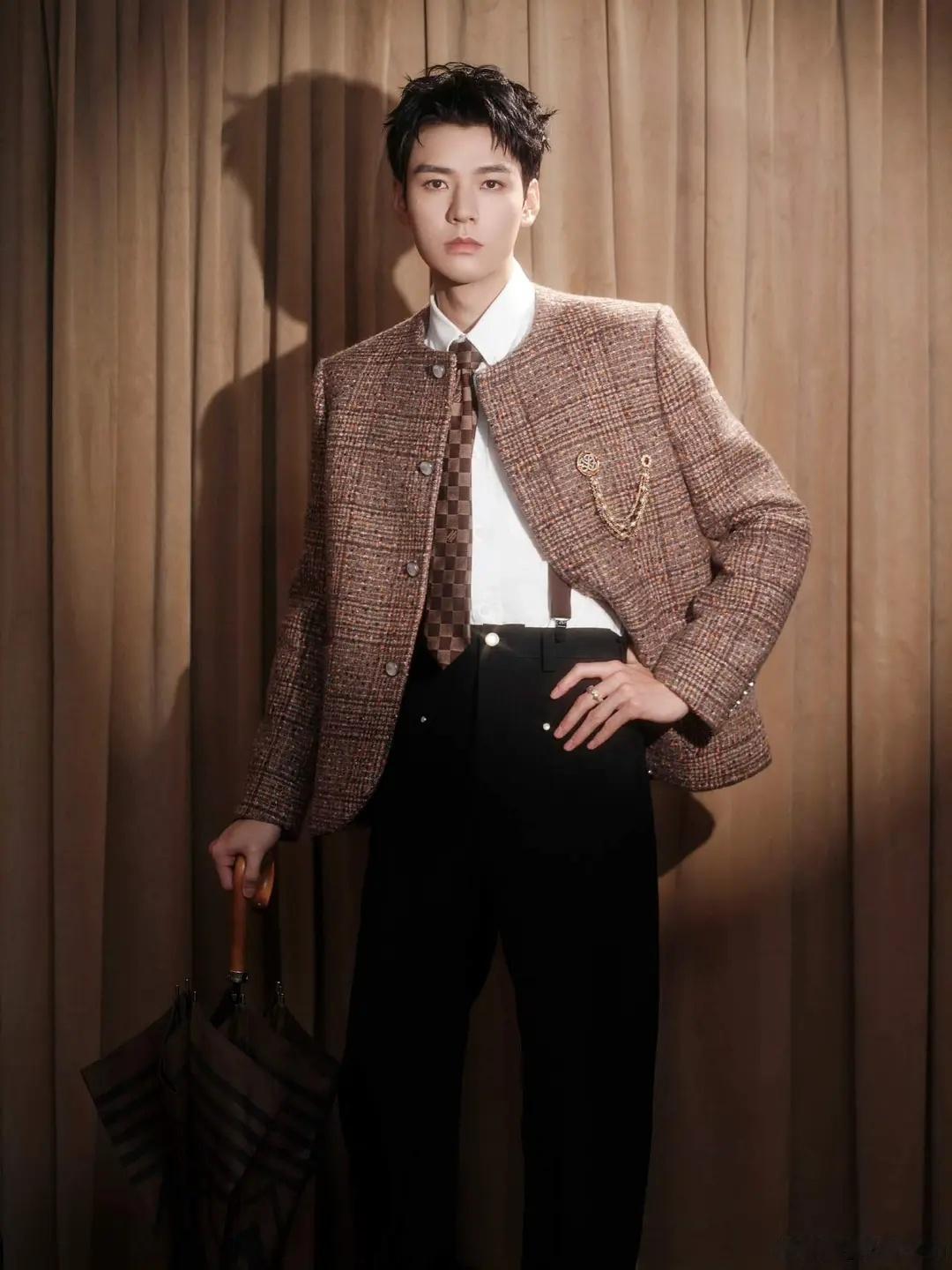 龚俊今天专宠LV，两套衣服都是LV，好帅啊，这大长腿！​​​