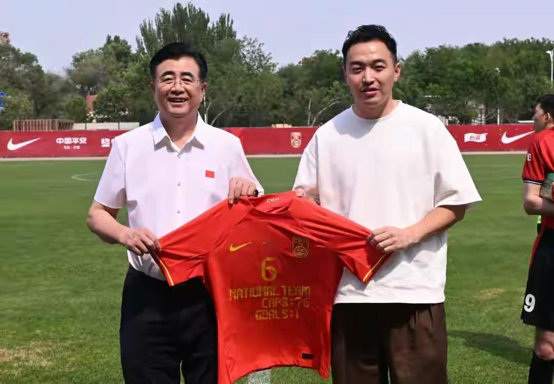 今天中国足坛最大的热点，是足协主席宋凯向老国脚发出投身青训的倡议，既合常理又言辞