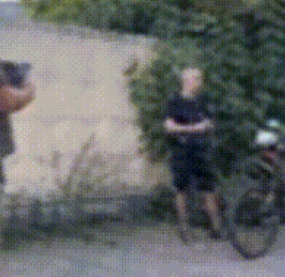 乌克兰征兵人员和警察在抓壮丁时碰上一个硬茬子！切尔卡瑟地区，乌克兰民众拍摄到大批