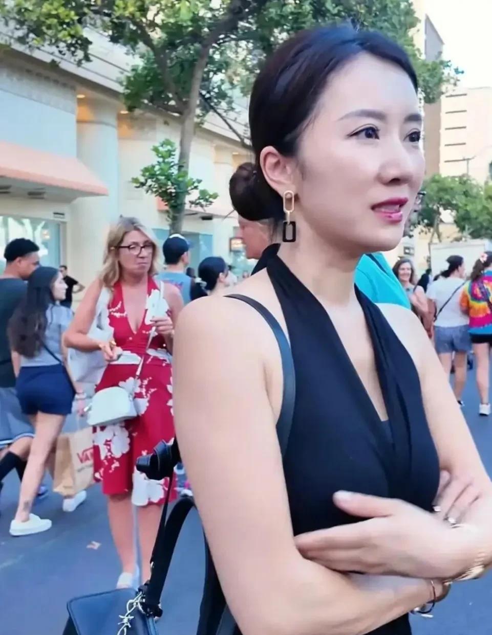 李念对老公说:“我觉得挺委屈的，人家都说你是一个富豪，咱们什么时候过了富豪的日子