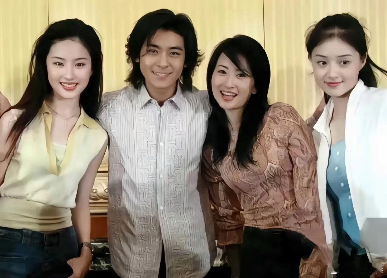 拍这组照片时蒋欣19岁，刘亦菲仅15岁，两人皆是清水出芙蓉般的天然美貌，惊艳时光