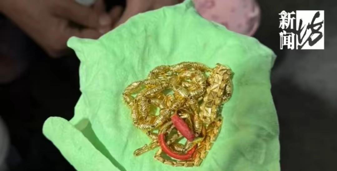 “闯大祸了！”上海，女子回娘家大扫除，把母亲的旧衣服扔进垃圾桶，半个月后，母亲说