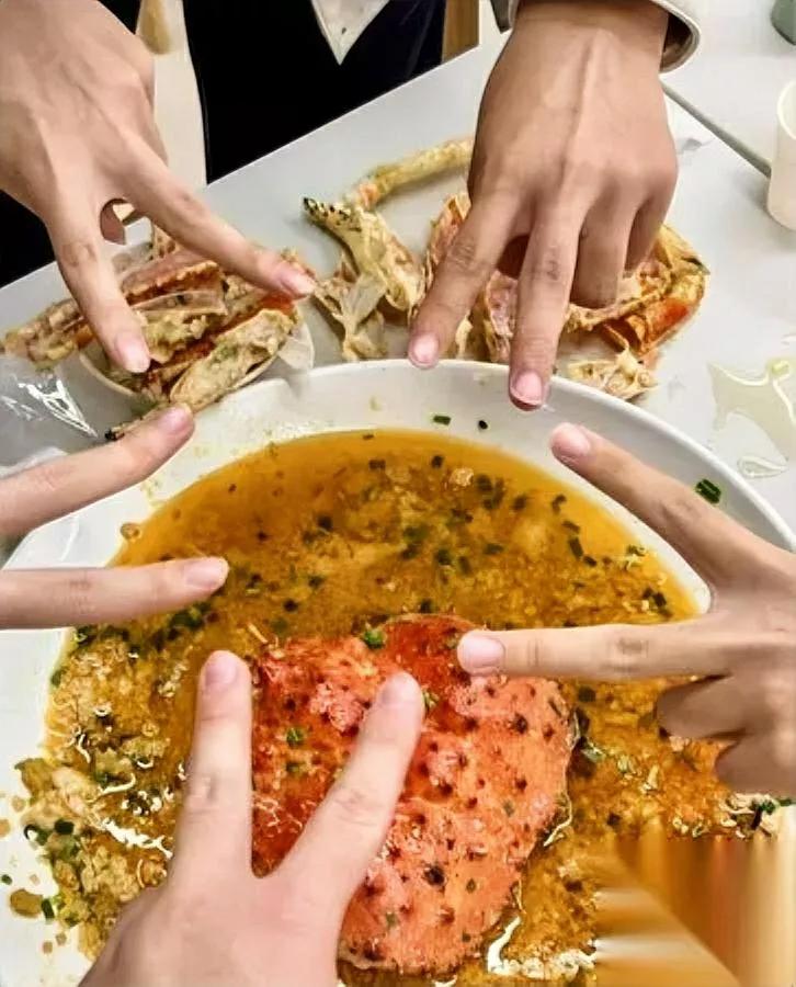 “南大食堂卖帝王蟹了！还是活的！但学生居然组团抢着买？谁能想到大学食