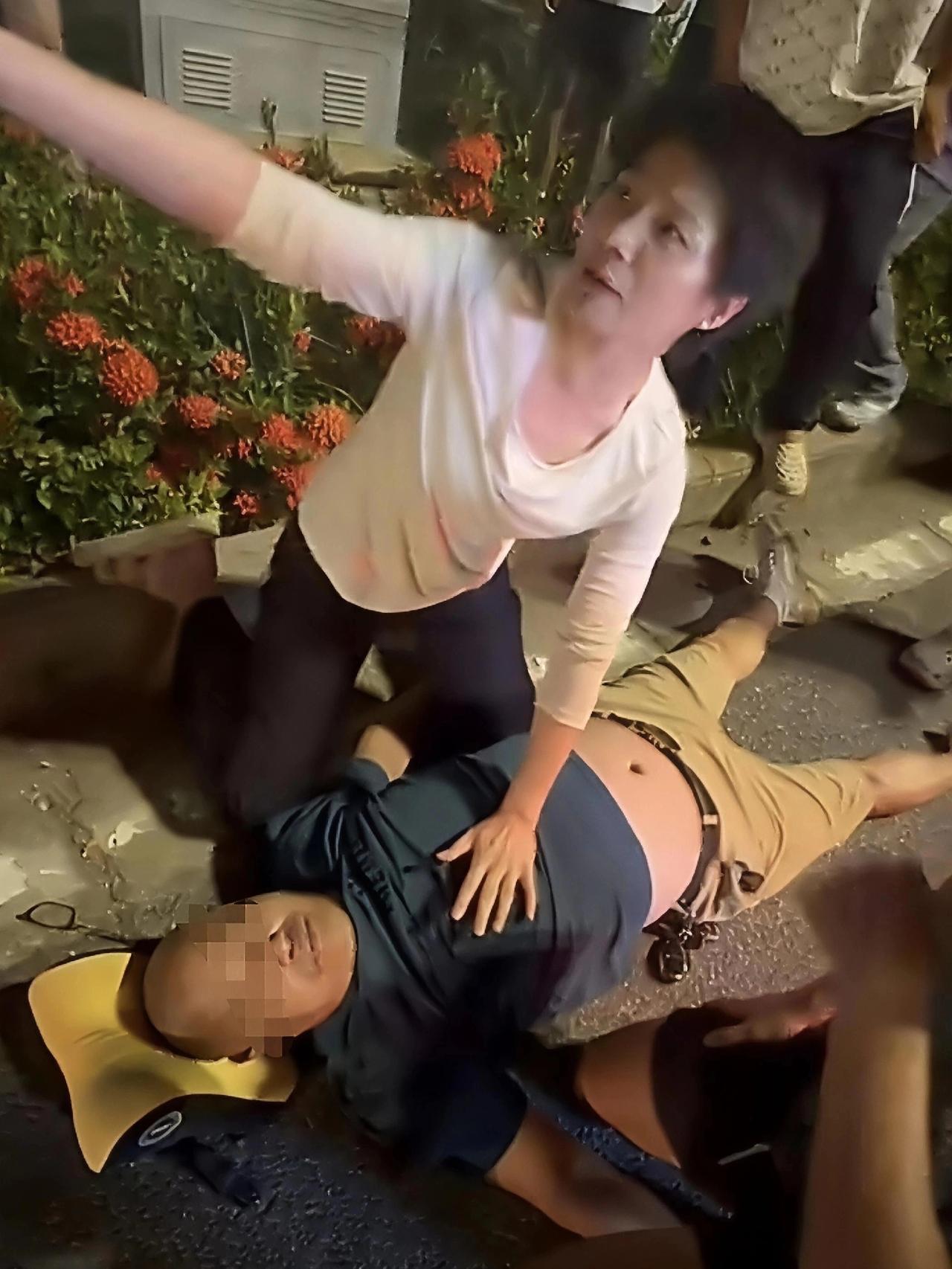 看哭了！广西人好人真多！北海网约车司机昏迷车内，路人砸窗心肺复苏，白衣女孩的一句