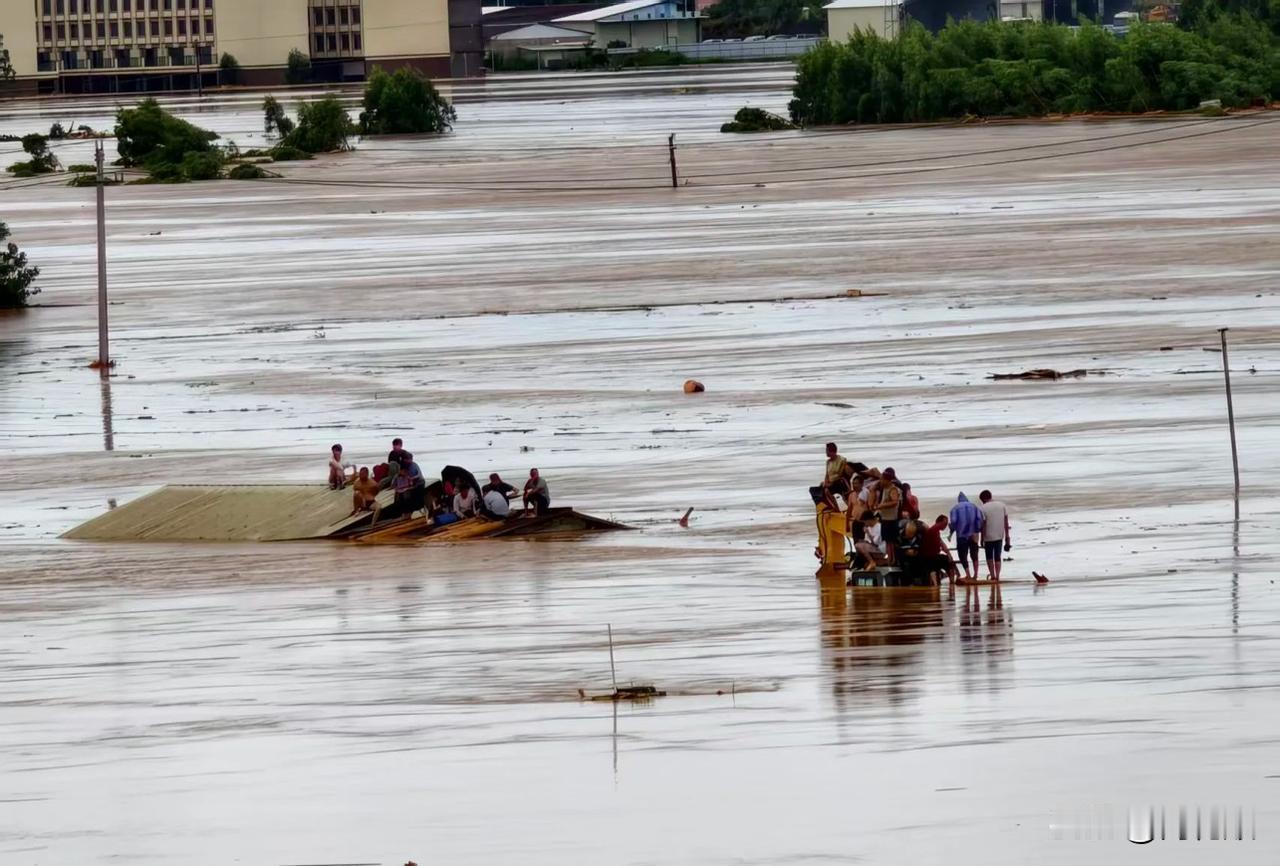 受台风“美莎克”影响，广西横州市遭遇持续强降雨。7月6日上午，六蓝水库发生严重险