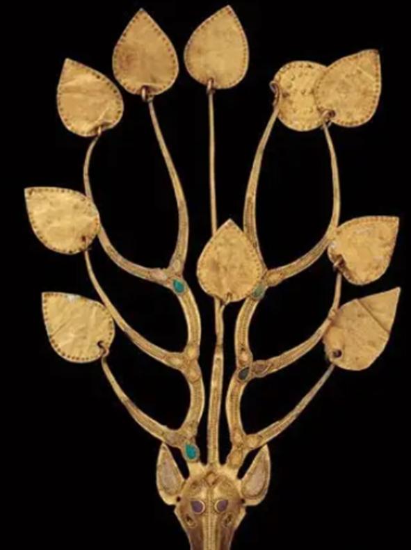 1981年，一女孩回家时路过玉米地，听到地里传来一对男女说话的声音。女孩好奇地走