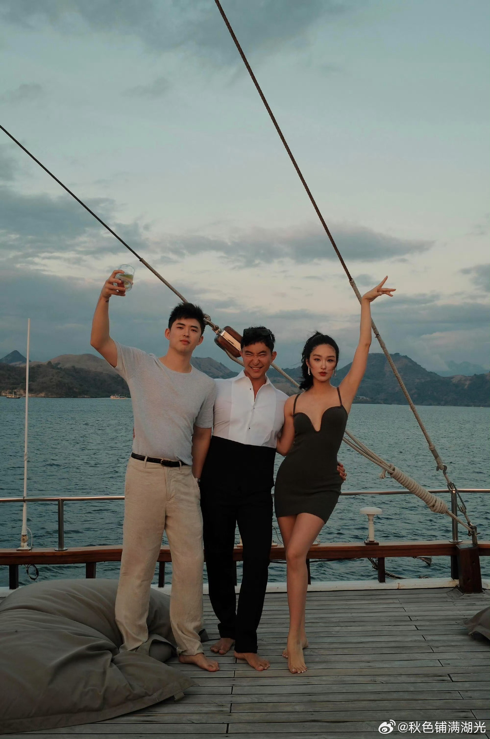 杨采钰首晒与老公合照杨采钰首晒和老公合照杨采钰更新与朋友一起在海上玩的照片，其