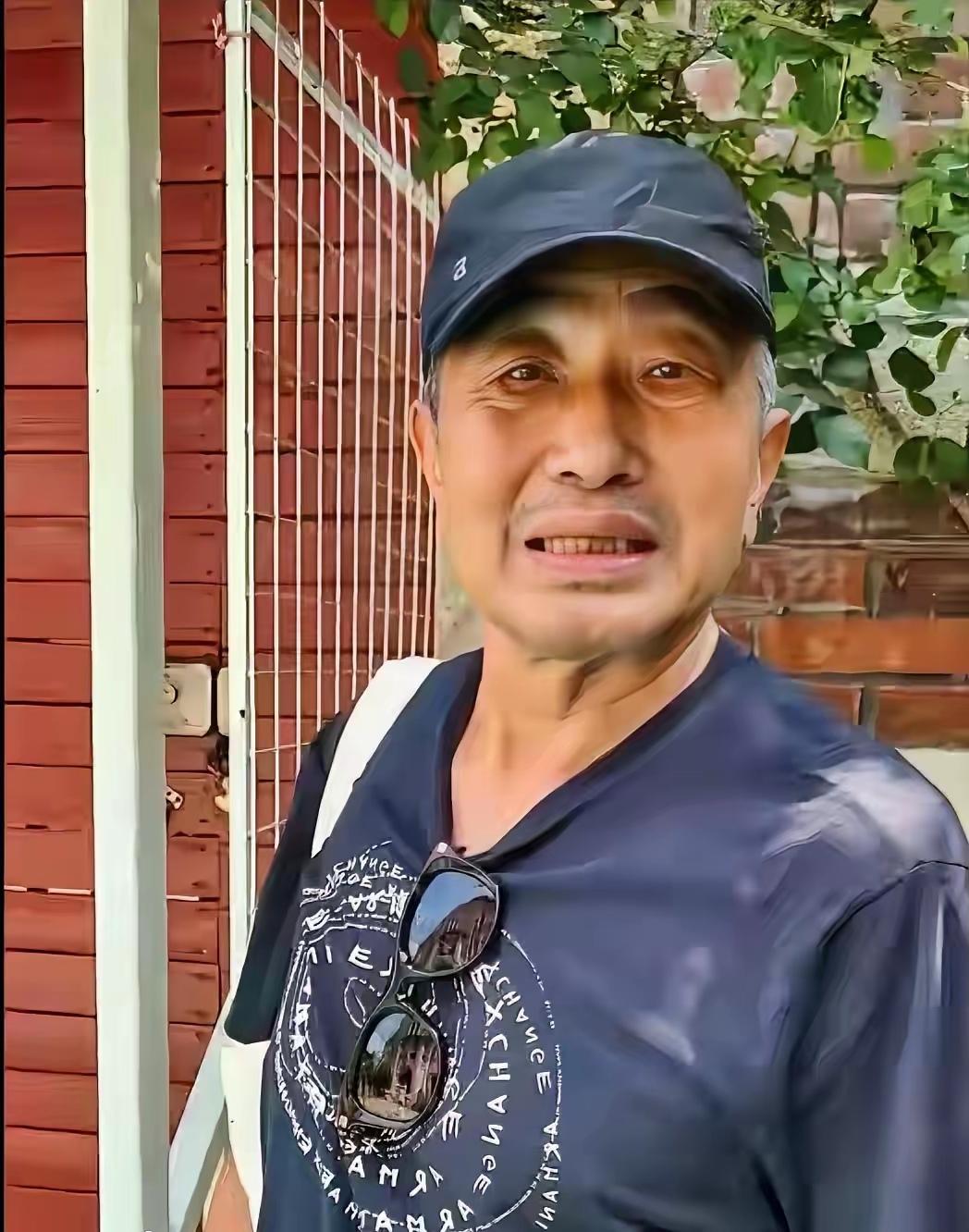 演员杜源今年68岁了，还要应聘当门卫，真的让人哭笑不得！杜源应