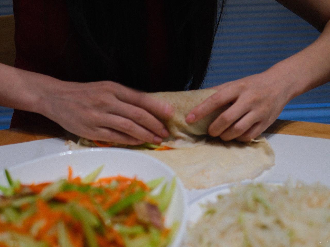 【李云霄分享家乡美食食饼筒】李云霄送中秋祝福今日中秋佳节，分享自己吃到的来自老家