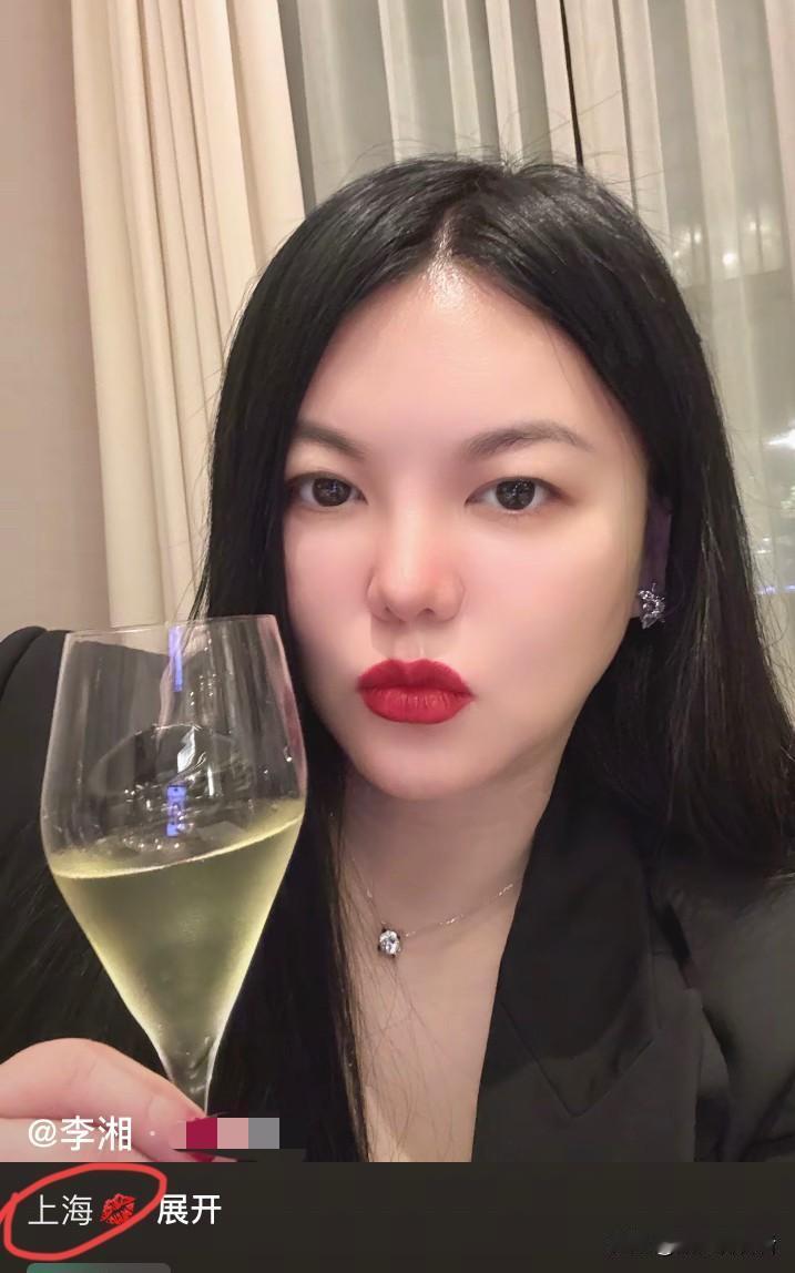 李湘一家三口在上海被偶遇，王岳伦走在最前面，李湘王诗龄走在后面，李湘穿一身黑色衣