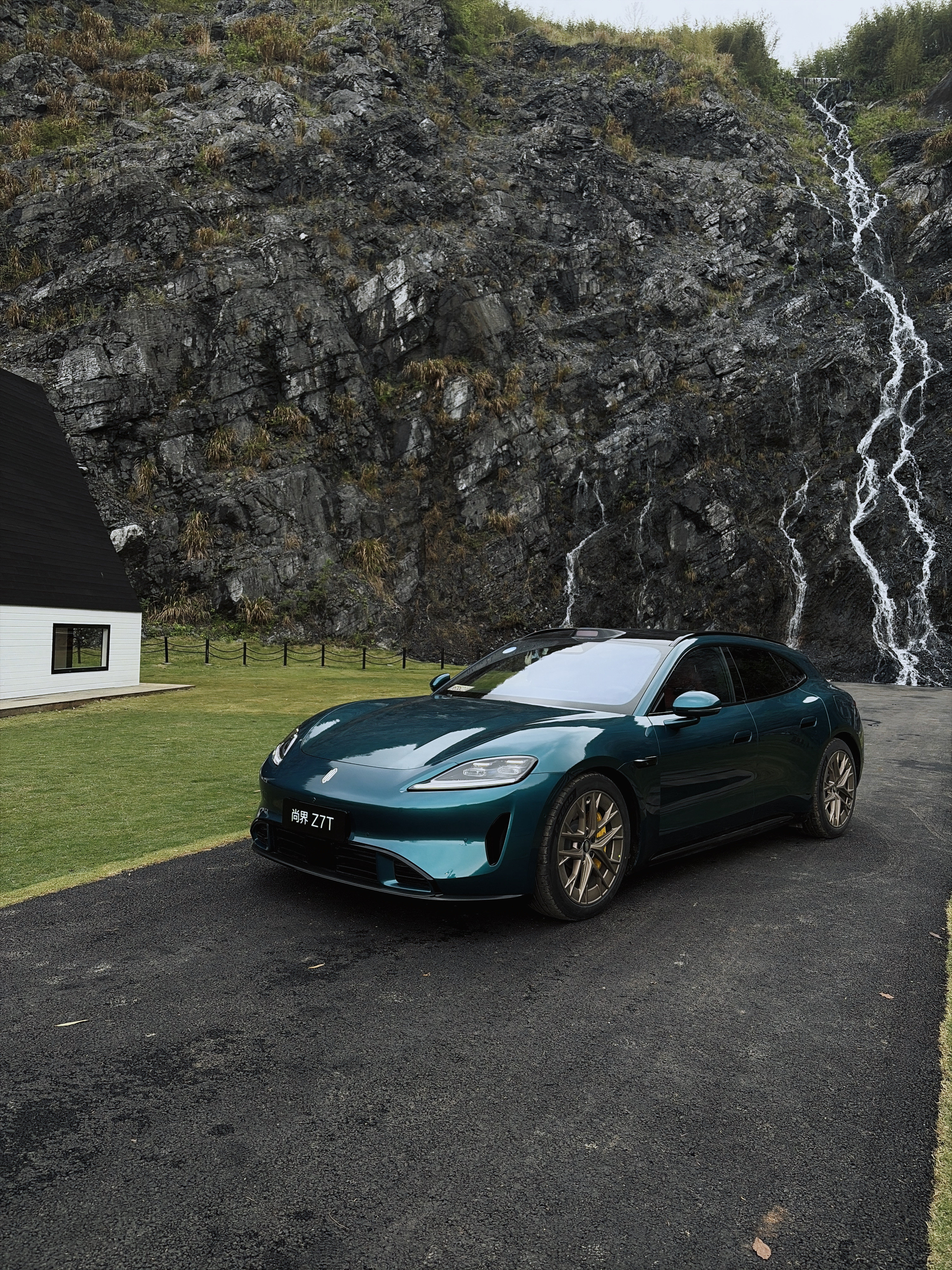 随手拍Z7和Z7T，背景是山里的瀑布。车往那一停，我愣了几秒——红的那台Z7像一